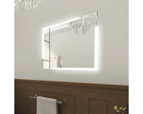 Osvětlené obdélníkové zrcadlo v koupelně nad držákem na ručníky