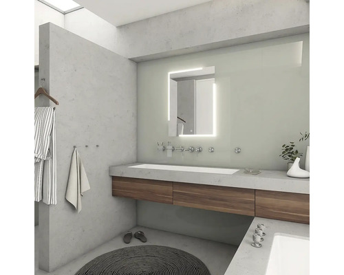 Koupelna s osvětleným zrcadlem, umyvadlem a dřevěnou skříňkou