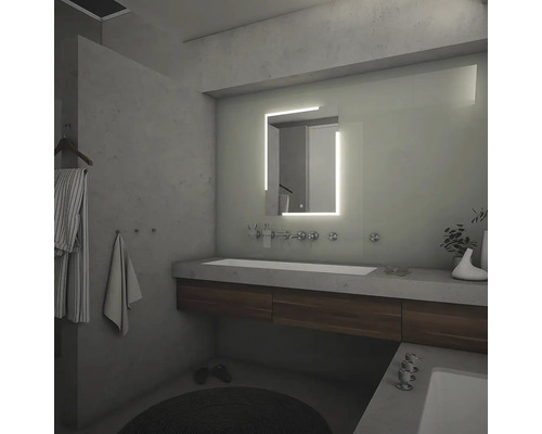 Koupelna se zrcadlem, umyvadlovou skříňkou a ručníky