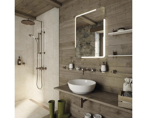 Koupelna se sprchou, umyvadlem, zrcadlem a dřevěnými prvky pro rustikální vzhled