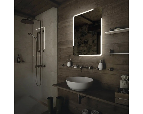 Koupelna se sprchou, umyvadlem a osvětleným zrcadlem