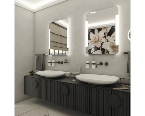 Moderní koupelna s umyvadlem, dvěma umyvadly a osvětlenými zrcadly