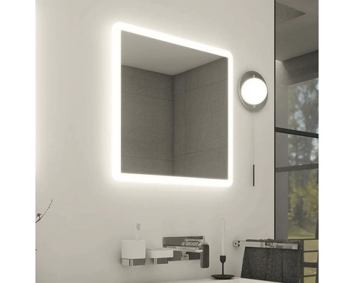 Čtvercové zrcadlo s LED osvětlením v koupelně.