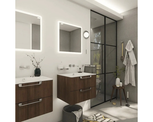 Světlá koupelna s dřevěnými umyvadly, osvětlenými zrcadly a průmyslovou skleněnou stěnou