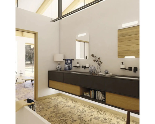 Světlá koupelna s umyvadlem, zrcadly a podlahou s květinovým vzorem