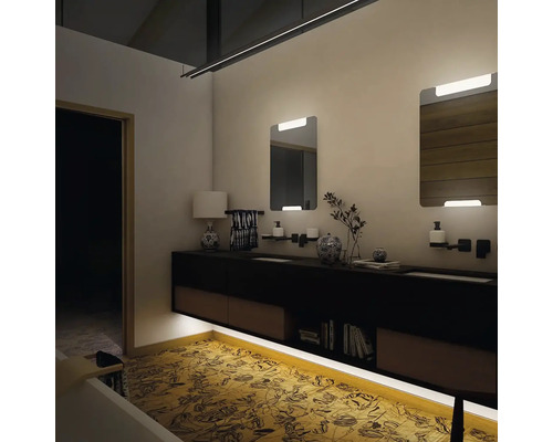 Koupelna se dvěma umyvadly, zrcadly a květinovým vzorem na podlaze