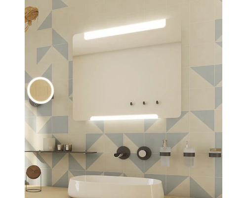 Světlá koupelna s osvětlenou zrcadlovou skříňkou, umyvadlem a doplňky.