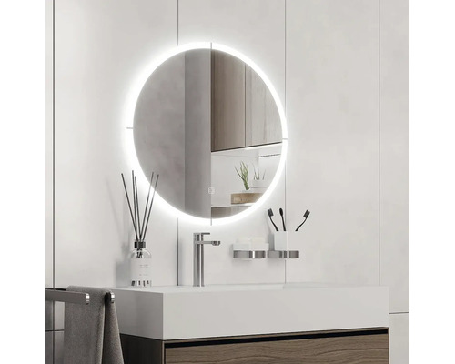 Koupelna s kulatým zrcadlem a LED osvětlením nad umyvadlem