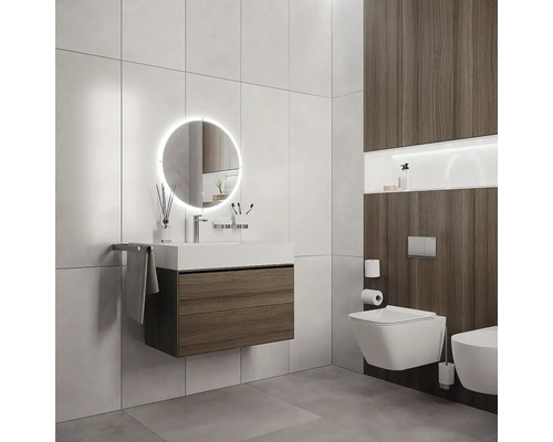 Moderní koupelna s umyvadlovou skříňkou, osvětleným zrcadlem a závěsným WC