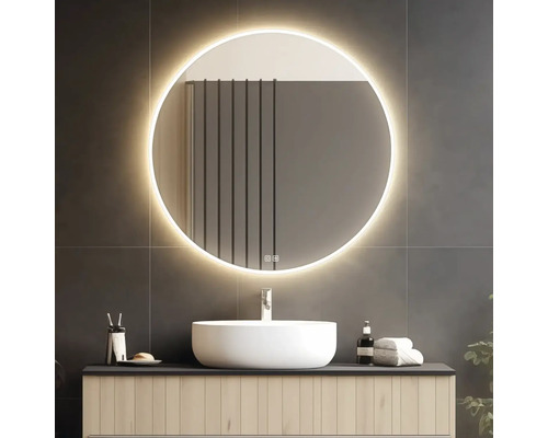 Koupelna s kulatým zrcadlem s LED osvětlením, umyvadlem a skříňkou pod umyvadlo