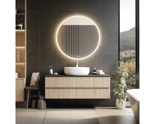 Moderní koupelna s osvětleným zrcadlem, skříňkou pod umyvadlo a umyvadlem na desku