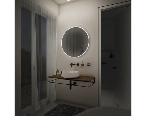 Koupelna s kulatým zrcadlem, umyvadlem a oknem