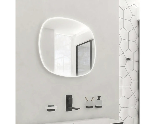 Moderní koupelna s osvětleným zrcadlem, umyvadlem a bateriemi