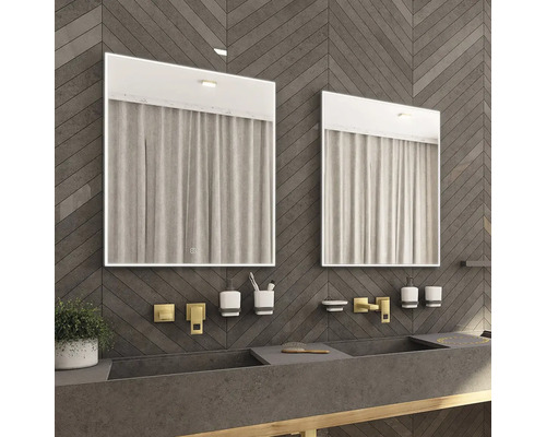 Koupelna se dvěma umyvadly a osvětlenými zrcadly