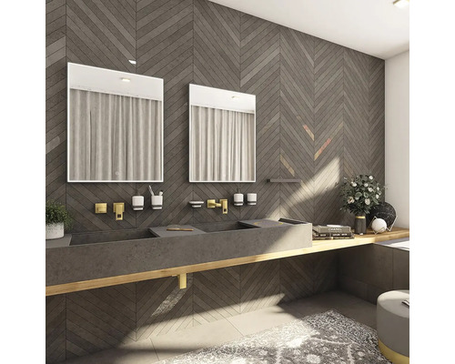 Moderní koupelna s dvojitým umyvadlem, zrcadly a obkladem stěn ve vzoru rybí kosti.