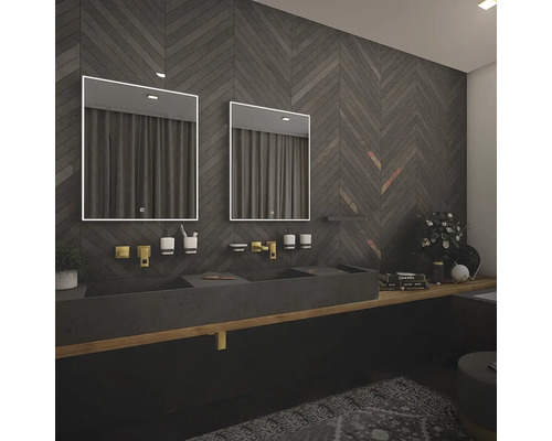 Moderní koupelna s dvojitým umyvadlem, osvětlenými zrcadly a dřevěným obložením