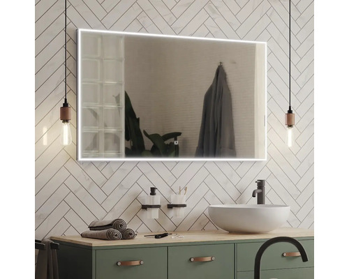 Koupelna s osvětleným zrcadlem, umyvadlem a baterií na umyvadlové skříňce