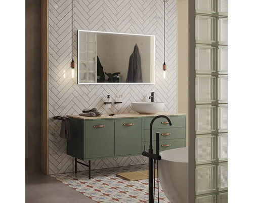 Koupelna s umyvadlem, zrcadlem s osvětlením, umyvadlem na desku a obklady ve vzoru rybí kosti