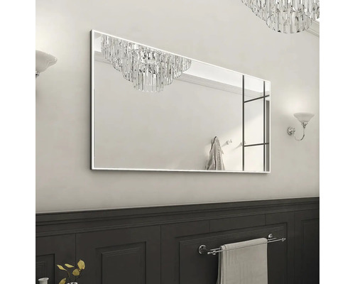 Široké obdélníkové zrcadlo v koupelně nad umyvadlem v koupelně.