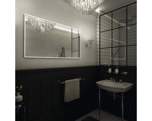 Koupelna s osvětleným zrcadlem a sprchou se skleněnou stěnou