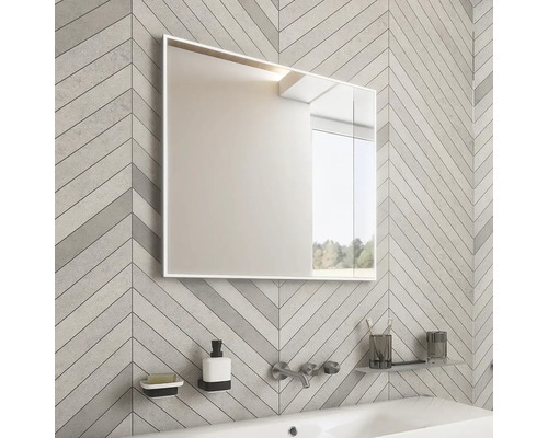 Koupelna se zrcadlovou skříňkou a umyvadlem