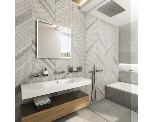 Moderní koupelna s umyvadlem, zrcadlem, vanou a obklady se vzorem rybí kosti