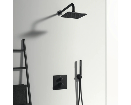 Koupelna s černou hlavovou sprchou, ruční sprchou a baterií