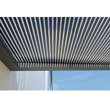 Detailní pohled na hliníkové zastřešení terasy s lamelami