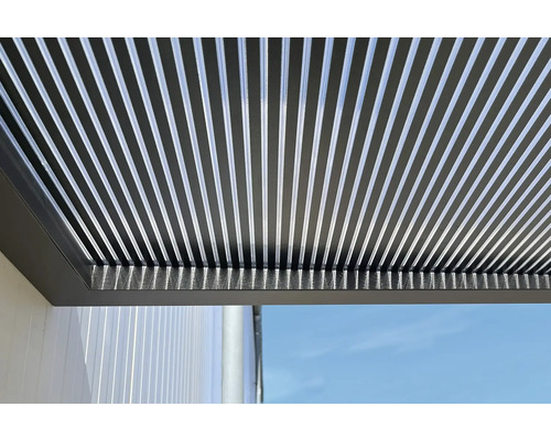 Detailní pohled na hliníkové zastřešení terasy s lamelami