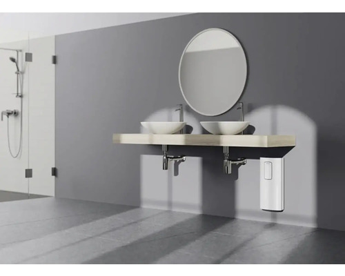 Koupelna se dvěma umyvadly, zrcadlem, umyvadlovou skříňkou a sprchou