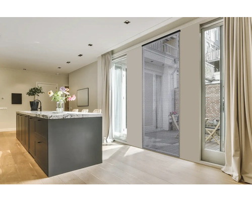 Světlá místnost s kuchyňským ostrovem, bambusovými lamelovými žaluziemi a terasovými dveřmi