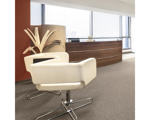 Scéna recepce s recepcí a kancelářskou židlí