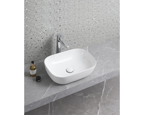 Keramické umyvadlo na desce s vodovodní baterií