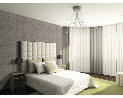 Ložnice s postelí, nočními stolky, lampami, závěsy a ozdobným osvětlením