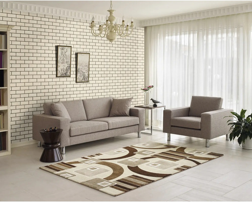 Obývací pokoj s pohovkou, křeslem a geometrickým kobercem