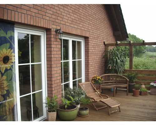 Vnější pohled na dům s terasou, zahradním nábytkem a rostlinami