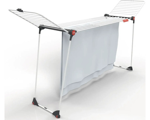 Sušák na prádlo s rozloženým prádlem