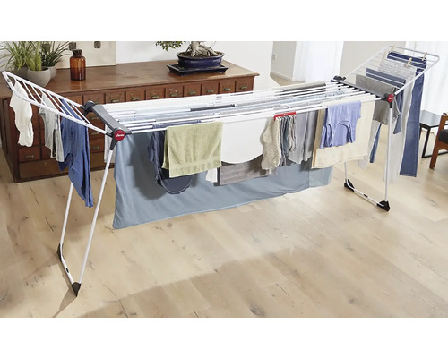 Sušák na prádlo s prádlem v interiéru