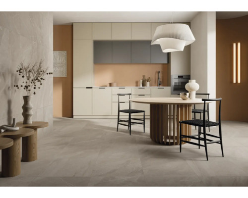 Světlá místnost s kuchyní, jídelním stolem a židlemi.