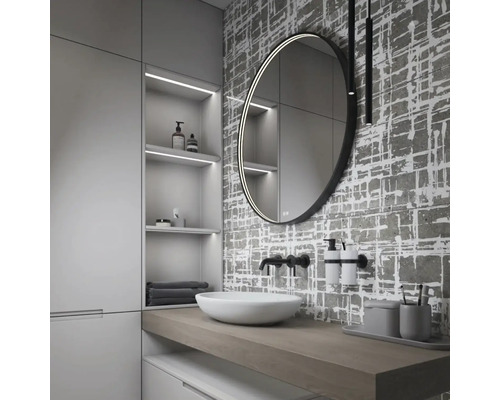 Moderní koupelna s umyvadlem, zrcadlem a šedými obklady