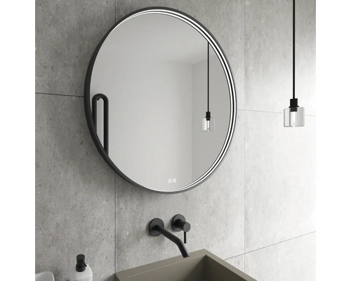 Moderní koupelna s kulatým zrcadlem, umyvadlem a osvětlením