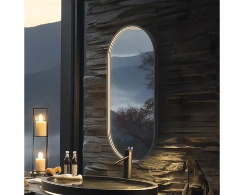 Koupelna s umyvadlem, zrcadlem a kamennou zdí