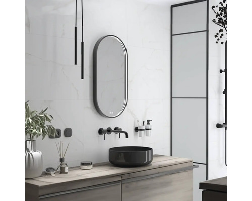 Moderní koupelna s umyvadlem, umyvadlovou mísou, zrcadlem a osvětlením