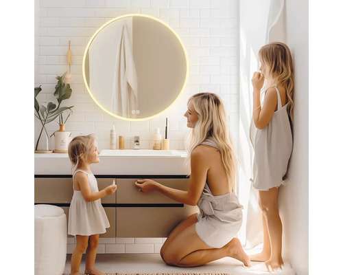 Světlá koupelna s kulatým zrcadlem s LED osvětlením, umyvadlem a dvěma dětmi