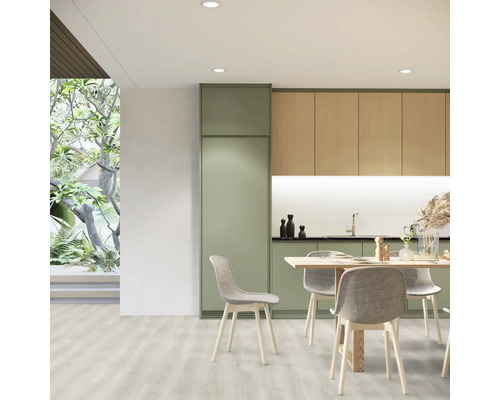 Světlá kuchyně s jídelním stolem a židlemi, kombinovaná s kuchyňským nábytkem v dřevěném vzhledu a zelené barvě.