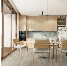 Světlá jídelna s dřevěným kuchyňským koutem, jídelním stolem a židlemi.