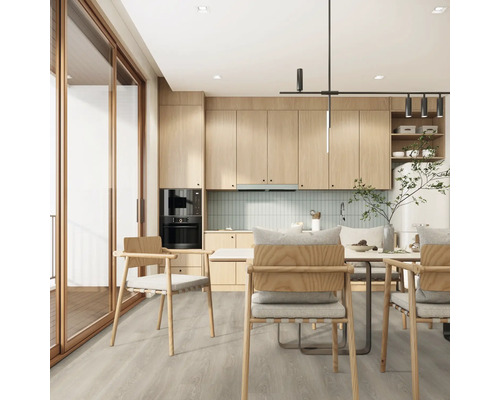 Světlá jídelna s dřevěným kuchyňským koutem, jídelním stolem a židlemi.