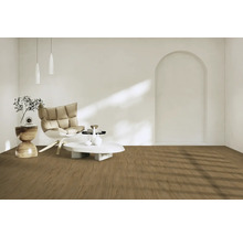 Světlý obývací pokoj s křeslem, stolem a dřevěnou podlahou