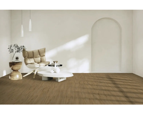 Světlý obývací pokoj s křeslem, stolem a dřevěnou podlahou