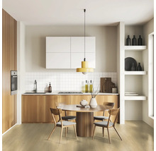 Světlá kuchyně s dřevěnými prvky, jídelní stůl a závěsné svítidlo